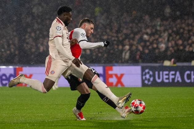 22.01.2025, Fussball: UEFA Champions League, Saison 2024 2025, Spieltag 07, Feyenoord Rotterdam - FC Bayern Muenchen im Stadion DE KUIP in Rotterdam. Alphonso Davies (FC Bayern Muenchen, 19) kann Santiago Gimenez (Feyenoord Rotterdam, 29) nicht am Tor zum 1:0 hindern. Foto: Kirchner-Media TH Copyright: xKirchner-Media THx