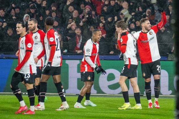 22.01.2025, Fussball: UEFA Champions League, Saison 2024 2025, Spieltag 07, Feyenoord Rotterdam - FC Bayern Muenchen im Stadion DE KUIP in Rotterdam. Die Rotterdamer Spieler bejubeln das Tor zum 1:0. Foto: Kirchner-Media TH Copyright: xKirchner-Media THx
