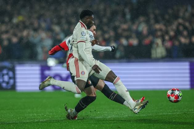 22.01.2025, Fussball, Saison 2024 2025, Champions League, 7. Spieltag, Feyenoord Rotterdam - FC Bayern München, Santiago Gimenez (Feyenoord Rotterdam) erzielt neben Alphonso Davies (FC Bayern München) das Tor zum 1 zu 0. Rotterdam Staion Feijenoord Niederlande xRHR-FOTO TRx Copyright: TimxRehbein RHR-FOTOx RHR-FOTO TR
