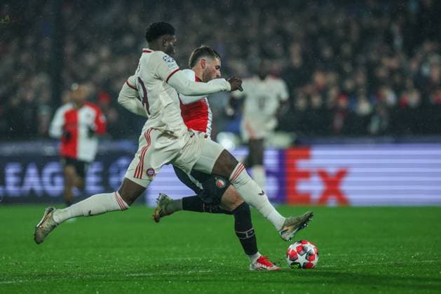 22.01.2025, Fussball, Saison 2024 2025, Champions League, 7. Spieltag, Feyenoord Rotterdam - FC Bayern München, Santiago Gimenez (Feyenoord Rotterdam) erzielt neben Alphonso Davies (FC Bayern München) das Tor zum 1 zu 0. Rotterdam Staion Feijenoord Niederlande xRHR-FOTO TRx Copyright: TimxRehbein RHR-FOTOx RHR-FOTO TR