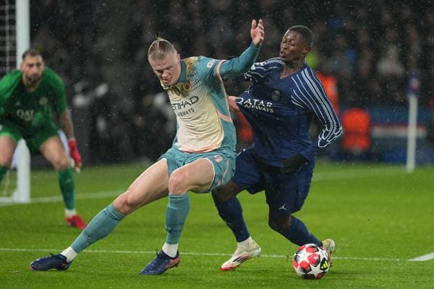 Erling Haaland of Manchester City and Willian Pacho of PSG Paris Saint-Germain v Manchester City, UEFA Champions League, Group Stage, Football, Parc des Princes, Paris, France - 22 Jan 2025 EDITORIAL USE ONLY No use with unauthorised audio, video, data, fixture lists, club league logos or live services. Online in-match use limited to 120 images, no video emulation. No use in betting, games or single club league player publications. Copyright: xDavexWinter Shutterstockx 15108890i