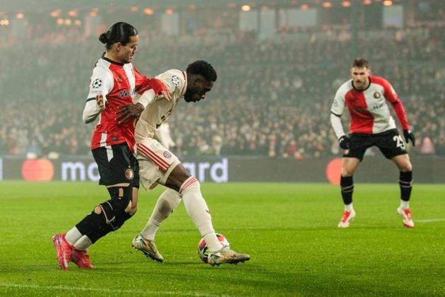 UEFA Champions League: Feyenoord Rotterdam - FC Bayern München; 22.01.2025 Zweikampf Anis Hadj Moussa (Feyenoord Rotterdam, 23), Alphonso Davies (FC Bayern München, 19) UEFA Champions League: Feyenoord Rotterdam - FC Bayern München, Rotterdam, Stadion Feijenoord De Kuip am 22.01.2025 Copyright: xBEAUTIFULxSPORTS Wunderlx