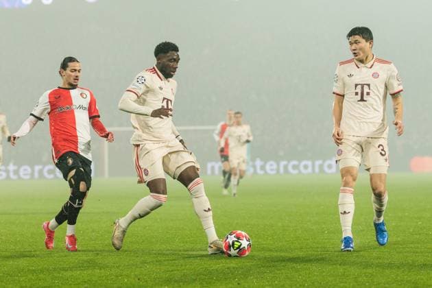 UEFA Champions League: Feyenoord Rotterdam - FC Bayern München; 22.01.2025 Alphonso Davies (FC Bayern München, 19) am Ball UEFA Champions League: Feyenoord Rotterdam - FC Bayern München, Rotterdam, Stadion Feijenoord De Kuip am 22.01.2025 Copyright: xBEAUTIFULxSPORTS Wunderlx