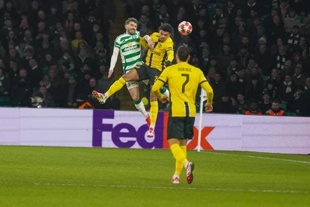 Fussball: UEFA Champions League 2024 2025, Spieltag 7 - Celtic Glasgow vs. Young Boys Bern (YB) - Celtic Park (Glasgow, Schottland): Greg Taylor (Celtic Glasgow, 3) und Zachary Athekame (Young Boys Bern, 24) im Zweikampf Copyright: xJOERANxSTEINSIEKx