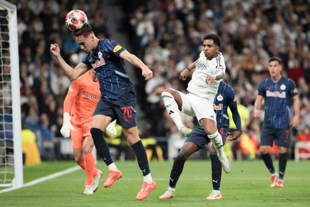 UEFA champions league - Real Madrid vs FC Red Bull Salzburg MADRID, SPAIN - January 22: Amar Dedic of FC Red Bull Salzburg and Rodrygo Goes of Real Madrid in action during the UEFA champions league 2024 25 match between Real Madrid and FC Red Bull Salzburg at Santiago Bernabeu Stadium. (Photo by Guillermo Martinez) Madrid Santiago Bernabeu Stadium Spain Copyright: xGuillermoxMartinezx