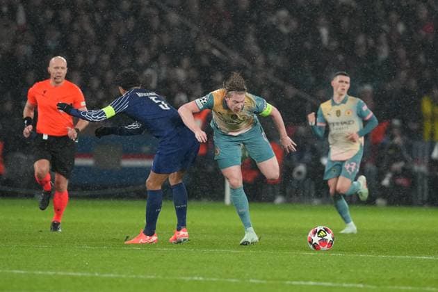 Kevin De Bruyne of Manchester City is tackled by Marquinhos of PSG Paris Saint-Germain v Manchester City, UEFA Champions League, Group Stage, Football, Parc des Princes, Paris, France - 22 Jan 2025 EDITORIAL USE ONLY No use with unauthorised audio, video, data, fixture lists, club league logos or live services. Online in-match use limited to 120 images, no video emulation. No use in betting, games or single club league player publications. Copyright: xDavexWinter Shutterstockx 15108890m