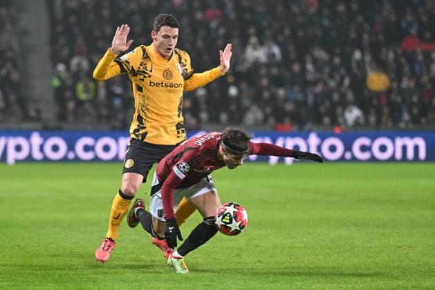From left Benjamin Pavard of Inter and Veljko Birmancevic of Sparta in action during the Football Champions League 7th round match: Sparta Prague vs Inter Milan in Prague, Czech Republic, January 22, 2025. (CTKxPhoto MichalxKamaryt) CTKPhotoP2025012208844  CTKPhotoP2025012208844