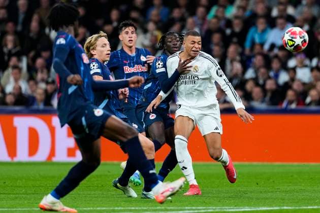 Real Madrid vs RB Salzburg Kylian Mbappe of Real Madrid CF and Moussa Yeo of FC Salzburg during Real Madrid vs FC Salzburg at Santiago Bernabeu Stadium on January 22nd 2025  Copyright: xSenis-Cebolla ALFAQUIx