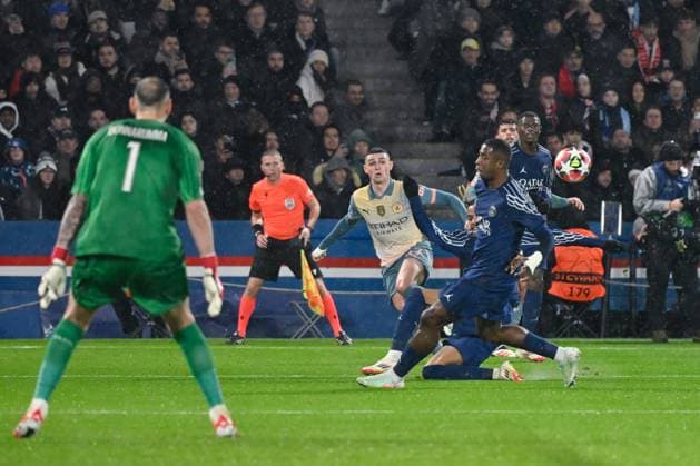 FOOTBALL : PSG vs Manchester City - Ligue des Champions - 22 01 2025 Phil Foden ( 47 - Manchester City ) and William Joel Tenorio Pacho ( 51 - PSG ) during the UEFA Champions League match between Paris Saint Germain and Manchester City at Parc Des Princes on January 22, 2025 in Paris, France. ( Photo by Dante Badano PsnewZ ) - ParisFrance  Copyright: xDantexBadanox