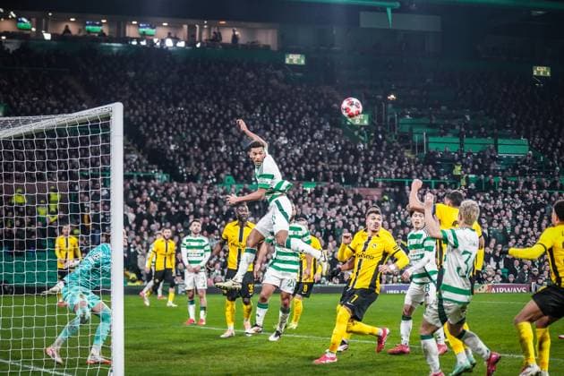 Fussball: UEFA Champions League 2024 2025, Spieltag 7 - Celtic Glasgow vs. Young Boys Bern (YB) - Celtic Park (Glasgow, Schottland): Spielszene im YB Strafraum, Auston Trusty (Celtic Glasgow, 6) versucht den Ball per Kopf zu verwandeln. Copyright: xJOERANxSTEINSIEKx