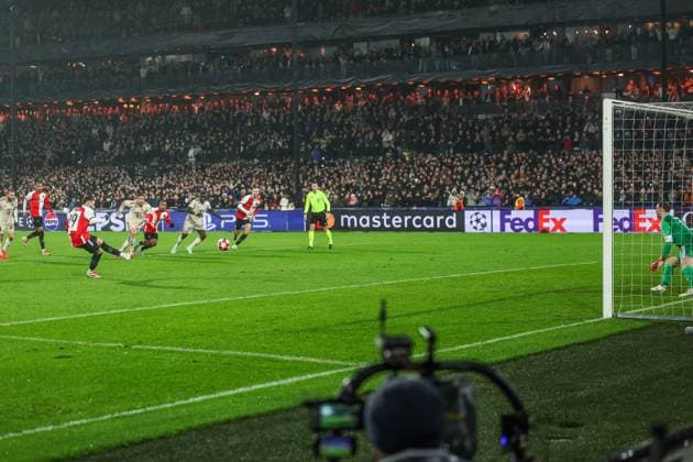 22.01.2025, Fussball, Saison 2024 2025, Champions League, 7. Spieltag, Feyenoord Rotterdam - FC Bayern München, Santiago Gimenez (Feyenoord Rotterdam) erzielt das Tor zum 2 zu 0 per Elfmeter. Rotterdam Staion Feijenoord Niederlande xRHR-FOTO TRx Copyright: TimxRehbein RHR-FOTOx RHR-FOTO TR