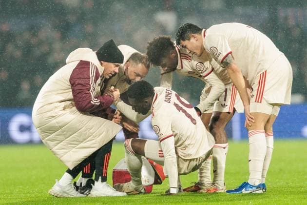 UEFA Champions League: Feyenoord Rotterdam - FC Bayern München; 22.01.2025 Alphonso Davies (FC Bayern München, 19) bleibt angeschlagen sitzen und muss ausgewechselt werden UEFA Champions League: Feyenoord Rotterdam - FC Bayern München, Rotterdam, Stadion Feijenoord De Kuip am 22.01.2025 Copyright: xBEAUTIFULxSPORTS Wunderlx