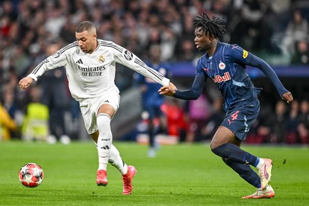 Kylian Mbappe (Real Madrid CF) und Hendry Blank (Red Bull Salzburg) battle for the ball during the UEFA Champions League 2024 25 League Phase MD7 match between Real Madrid C.F. and FC Salzburg at Estadio Santiago BernabÃ u on January 22, 2025 in Madrid, Spain. (Photo by Harry Langer DeFodi Images) Defodi-541_REASAL20250122_32