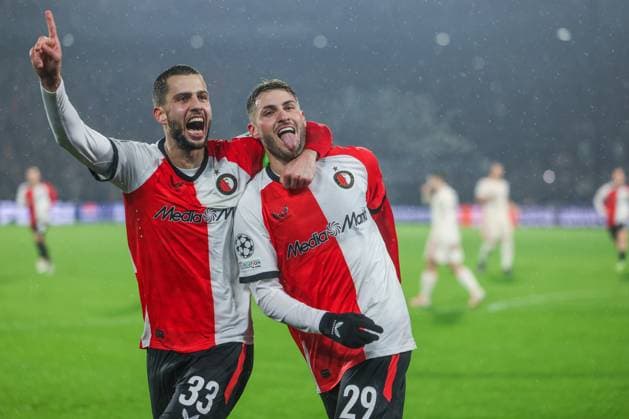 22.01.2025, Fussball, Saison 2024 2025, Champions League, 7. Spieltag, Feyenoord Rotterdam - FC Bayern München, v. l. David Hancko (Feyenoord Rotterdam) und Santiago Gimenez (Feyenoord Rotterdam) jubeln nach dem Tor zum 2 zu 0. Rotterdam Staion Feijenoord Niederlande xRHR-FOTO TRx Copyright: TimxRehbein RHR-FOTOx RHR-FOTO TR