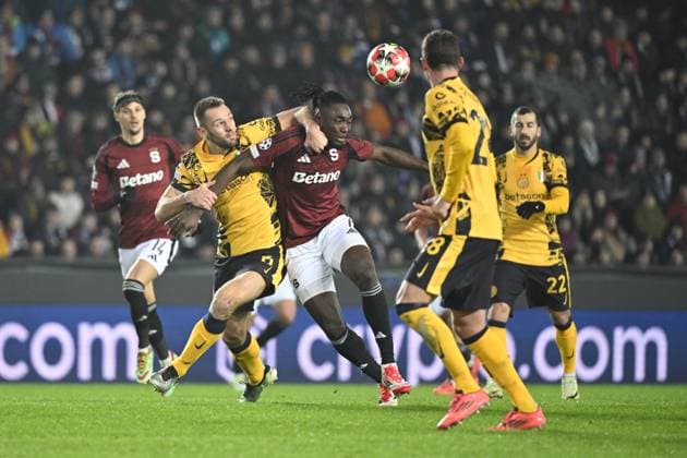 From left Stefan De Vrij of Inter and Victor Olatunji of Sparta in action during the Football Champions League 7th round match: Sparta Prague vs Inter Milan in Prague, Czech Republic, January 22, 2025. (CTKxPhoto KaterinaxSulova) CTKPhotoP2025012209032  CTKPhotoP2025012209032