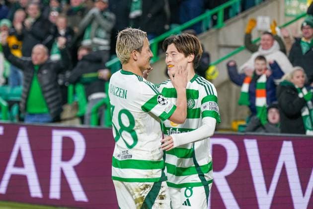 Fussball: UEFA Champions League 2024 2025, Spieltag 7 - Celtic Glasgow vs. Young Boys Bern (YB) - Celtic Park (Glasgow, Schottland): Tor und Torjubel von Kyogo Furuhashi (Celtic Glasgow, 8) mit Daizen Maeda (Celtic Glasgow, 38) Treffer wurde allerdings von nicht gegeben. Copyright: xJOERANxSTEINSIEKx