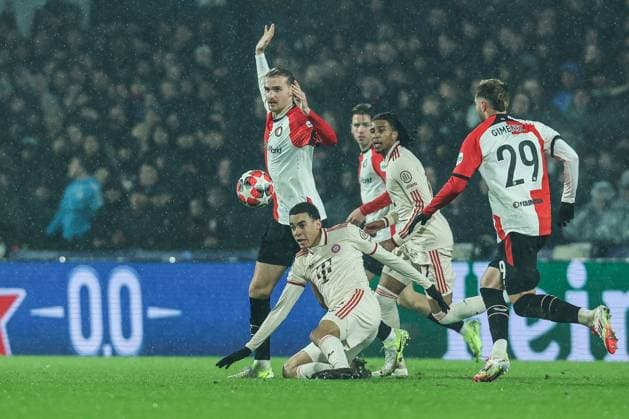 Fussball, UEFA Champions League Saison 2024 2025 Ligaphase 7.Spieltag Feyenoord Rotterdam - FC Bayern München 22.01.2025, Stadion Feijenoord De Kuip Jamal Musiala (FC Bayern München, 42) Santiago Gimenez (Feyenoord Rotterdam, 29) Rotterdam Stadion Feijenoord - De Kuip Niederlande