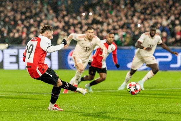 UEFA Champions League: Feyenoord Rotterdam - FC Bayern München; 22.01.2025 Santiago Gimenez (Feyenoord Rotterdam, 29) schießt den Elfmeter zum 2:0 UEFA Champions League: Feyenoord Rotterdam - FC Bayern München, Rotterdam, Stadion Feijenoord De Kuip am 22.01.2025 Copyright: xBEAUTIFULxSPORTS Wunderlx
