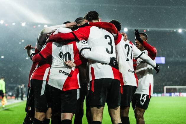 Sport Bilder des Tages Fussball, UEFA Champions League Saison 2024 2025 Ligaphase 7.Spieltag Feyenoord Rotterdam - FC Bayern München 22.01.2025, Stadion Feijenoord De Kuip Santiago Gimenez (Feyenoord Rotterdam, 29) freut sich nach seinem Tor zum 2-0 durch einen Elfmeter mit seinen Mitspielern Rotterdam Stadion Feijenoord - De Kuip Niederlande