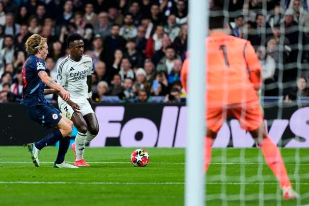 Real Madrid vs RB Salzburg Vinicius Junior of Real Madrid CF and Mads Bidstrup of FC Salzburg during Real Madrid vs FC Salzburg at Santiago Bernabeu Stadium on January 22nd 2025 EDITORIAL USE ONLY Copyright: xx Senis-Cebolla ALFAQUIx 0796860362st
