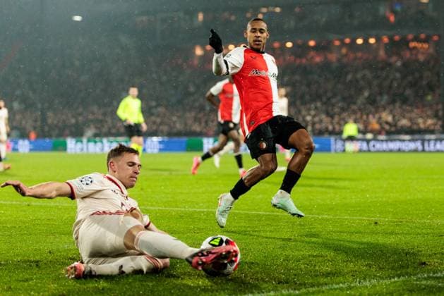 UEFA Champions League: Feyenoord Rotterdam - FC Bayern München; 22.01.2025 Zweikampf Joshua Kimmich (FC Bayern München, 6), Igor Paixao (Feyenoord Rotterdam, 14) UEFA Champions League: Feyenoord Rotterdam - FC Bayern München, Rotterdam, Stadion Feijenoord De Kuip am 22.01.2025 Copyright: xBEAUTIFULxSPORTS Wunderlx