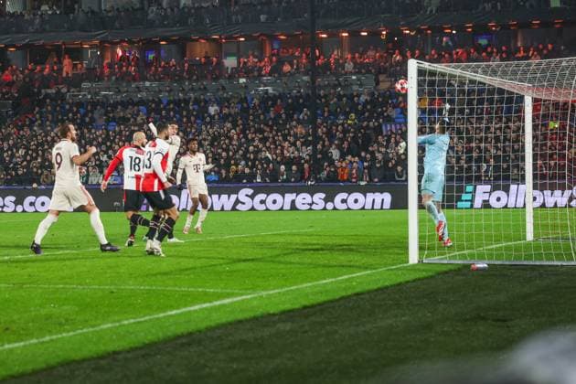 22.01.2025, Fussball, Saison 2024 2025, Champions League, 7. Spieltag, Feyenoord Rotterdam - FC Bayern München, Torwart Justin Bijlow (Feyenoord Rotterdam) hält den Kopfball von Jamal Musiala (FC Bayern München) Rotterdam Staion Feijenoord Niederlande xRHR-FOTO TRx Copyright: TimxRehbein RHR-FOTOx RHR-FOTO TR