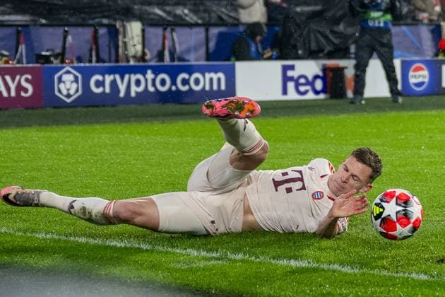 22.01.2025, Fussball: UEFA Champions League, Saison 2024 2025, Spieltag 07, Feyenoord Rotterdam - FC Bayern Muenchen im Stadion DE KUIP in Rotterdam. Joshua Kimmich (FC Bayern Muenchen, 06) versucht mit letzter Kraft den Ball asm ueberschreiten der Torauslinie zu hindern. Foto: Kirchner-Media TH Copyright: xKirchner-Media THx