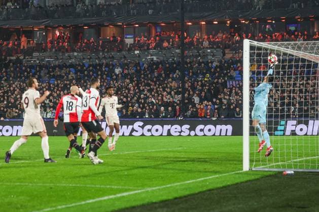 22.01.2025, Fussball, Saison 2024 2025, Champions League, 7. Spieltag, Feyenoord Rotterdam - FC Bayern München, Torwart Justin Bijlow (Feyenoord Rotterdam) hält den Kopfball von Jamal Musiala (FC Bayern München) Rotterdam Staion Feijenoord Niederlande xRHR-FOTO TRx Copyright: TimxRehbein RHR-FOTOx RHR-FOTO TR