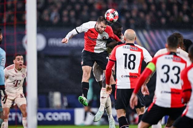 22.01.2025, Fussball UEFA Champions League 2024 2025, 7.Spieltag, Feyenoord Rotterdam - FC Bayern München, im De Kuip, Bart Nieuwkoop (Feyenoord Rotterdam) klärt den Ball,