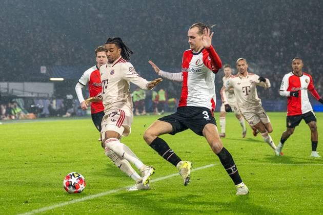 22.01.2025, Fussball: UEFA Champions League, Saison 2024 2025, Spieltag 07, Feyenoord Rotterdam - FC Bayern Muenchen im Stadion DE KUIP in Rotterdam. Zweikampf zwischen Michael Olise (FC Bayern Muenchen, 17) und Thomas Beelen (Feyenoord Rotterdam, 03). Foto: Kirchner-Media TH Copyright: xKirchner-Media THx