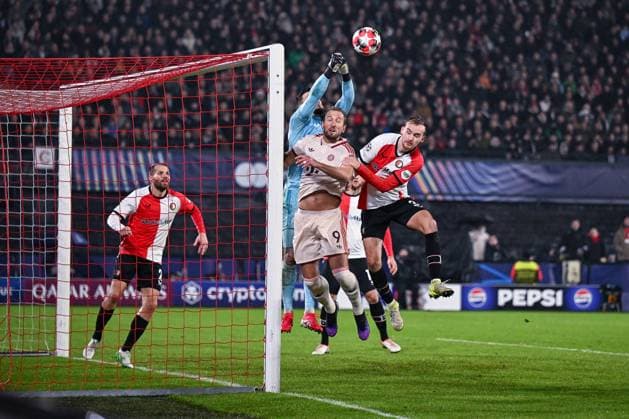 22.01.2025, Fussball UEFA Champions League 2024 2025, 7.Spieltag, Feyenoord Rotterdam - FC Bayern München, im De Kuip, Torwart Justin Bijlow (Feyenoord Rotterdam), Harry Kane (FC Bayern München), David Hancko (Feyenoord Rotterdam)