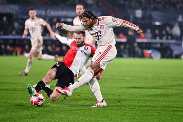 22.01.2025, Fussball UEFA Champions League 2024 2025, 7.Spieltag, Feyenoord Rotterdam - FC Bayern München, im De Kuip, Bart Nieuwkoop (Feyenoord Rotterdam), Serge Gnabry (FC Bayern München)