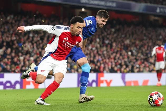Arsenal v Dinamo Zagreb 22 January 2025, London - Champions League Football - Arsenal v GNK Dinamo Zagreb - Ethan Nwaneri of Arsenal and Raul Torrente of Dinamo Zagreb - Photo: Charlotte Wilson Offside. London UK Copyright: xCharlottexWilsonx xOffsidexOffside