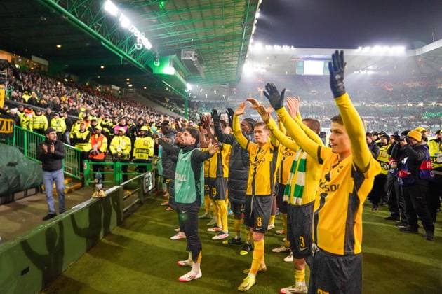 Fussball: UEFA Champions League 2024 2025, Spieltag 7 - Celtic Glasgow vs. Young Boys Bern (YB) - Celtic Park (Glasgow, Schottland): YB Team bedankt sich nach dem Spiel bei den zahlreichen mitgereisten Fans aus der Schweiz. Spieler vor dem Gästeblock Copyright: xJOERANxSTEINSIEKx