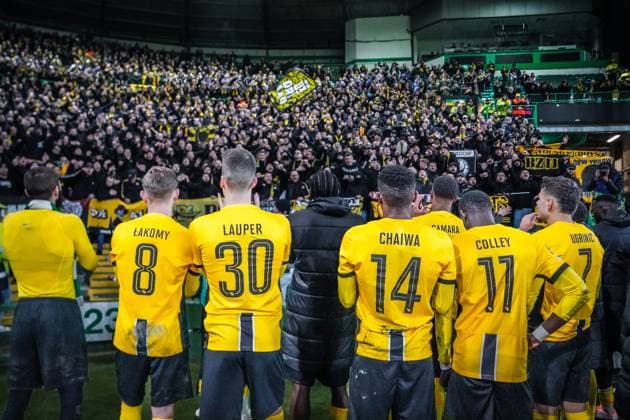 Fussball: UEFA Champions League 2024 2025, Spieltag 7 - Celtic Glasgow vs. Young Boys Bern (YB) - Celtic Park (Glasgow, Schottland): YB Team bedankt sich nach dem Spiel bei den zahlreichen mitgereisten Fans aus der Schweiz. Spieler vor dem Gästeblock Copyright: xJOERANxSTEINSIEKx