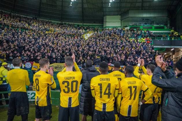 Fussball: UEFA Champions League 2024 2025, Spieltag 7 - Celtic Glasgow vs. Young Boys Bern (YB) - Celtic Park (Glasgow, Schottland): YB Team bedankt sich nach dem Spiel bei den zahlreichen mitgereisten Fans aus der Schweiz. Spieler vor dem Gästeblock Copyright: xJOERANxSTEINSIEKx