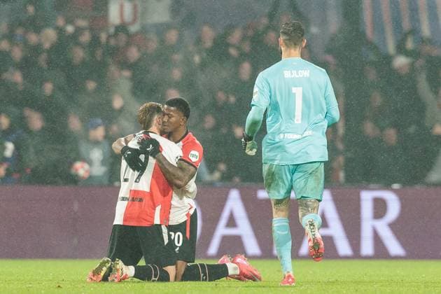 UEFA Champions League: Feyenoord Rotterdam - FC Bayern München; 22.01.2025 Santiago Gimenez (Feyenoord Rotterdam, 29) und Jeyland Mitchell (Feyenoord Rotterdam, 20) umarmen sich nach dem 3:0 UEFA Champions League: Feyenoord Rotterdam - FC Bayern München, Rotterdam, Stadion Feijenoord De Kuip am 22.01.2025 Copyright: xBEAUTIFULxSPORTS Wunderlx