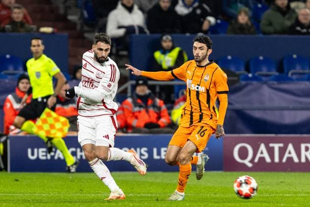 UEFA Champions League: FC Shakhtar Donetsk - Stade Brest; 22.01.2025 Romain De Castillo (Stade Brest, 10), Irakli Azarov (FC Shakhtar Donetsk, 16) UEFA Champions League: FC Shakhtar Donetsk - Stade Brest; Arena AufSchalke, Gelsenkirchen; 22.01.2025 Copyright: xBEAUTIFULxSPORTS Buriakovx