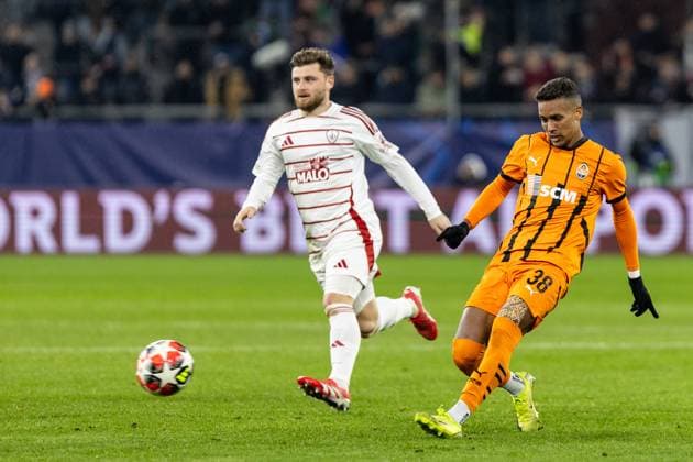 UEFA Champions League: FC Shakhtar Donetsk - Stade Brest; 22.01.2025 Hugo Magnetti (Stade Brest, 8), Pedrinho (FC Shakhtar Donetsk, 38) UEFA Champions League: FC Shakhtar Donetsk - Stade Brest; Arena AufSchalke, Gelsenkirchen; 22.01.2025 Copyright: xBEAUTIFULxSPORTS Buriakovx