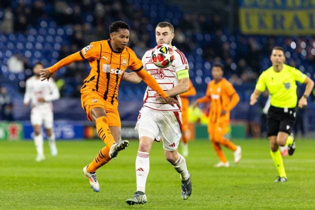 UEFA Champions League: FC Shakhtar Donetsk - Stade Brest; 22.01.2025 Eguinaldo (FC Shakhtar Donetsk, 7), Brendan Chardonnet (Stade Brest, 5) UEFA Champions League: FC Shakhtar Donetsk - Stade Brest; Arena AufSchalke, Gelsenkirchen; 22.01.2025 Copyright: xBEAUTIFULxSPORTS Buriakovx