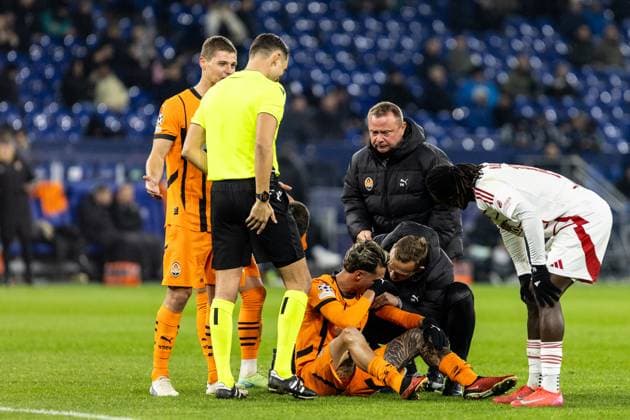 UEFA Champions League: FC Shakhtar Donetsk - Stade Brest; 22.01.2025 Marlon (FC Shakhtar Donetsk, 30) sitzt auf dem Rasen mit dem Schmerz nach dem Faul UEFA Champions League: FC Shakhtar Donetsk - Stade Brest; Arena AufSchalke, Gelsenkirchen; 22.01.2025 Copyright: xBEAUTIFULxSPORTS Buriakovx