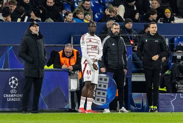 UEFA Champions League: FC Shakhtar Donetsk - Stade Brest; 22.01.2025 Eric Roy (Stade Brest, Cheftrainer), Soumaila Coulibaly (Stade Brest, 44) Auswechslung. UEFA Champions League: FC Shakhtar Donetsk - Stade Brest; Arena AufSchalke, Gelsenkirchen; 22.01.2025 Copyright: xBEAUTIFULxSPORTS Buriakovx