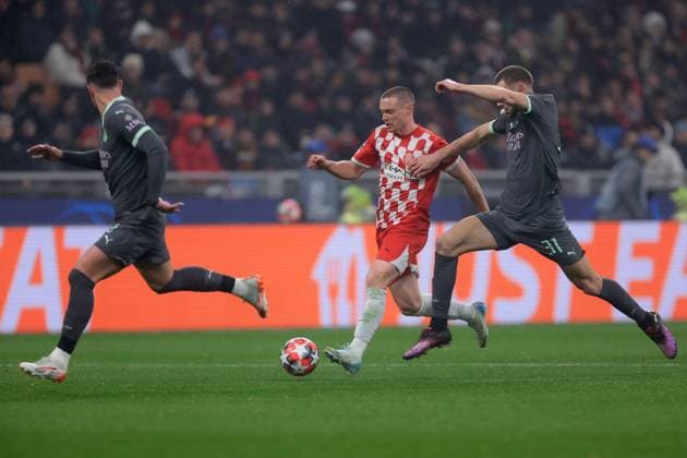 Milan, Italy, 22nd January 2025. Theo Hernandez of AC Milan looks over his shoulder sas team mate Strahinja Pavlovic tussles with Viktor Tsygankov of Girona FC during the UEFA Champions League match at Giuseppe Meazza, Milan. Picture credit should read: Jonathan Moscrop Sportimage EDITORIAL USE ONLY. No use with unauthorised audio, video, data, fixture lists, club league logos or live services. Online in-match use limited to 120 images, no video emulation. No use in betting, games or single club league player publications. SPI_051_JM_MILAN_GIRONA_UCL SPI-3619-0023