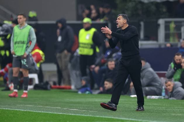 Milan, Italy, 22nd January 2025. Sergio Conceicao Head coach of AC Milan applauds during the UEFA Champions League match at Giuseppe Meazza, Milan. Picture credit should read: Jonathan Moscrop Sportimage EDITORIAL USE ONLY. No use with unauthorised audio, video, data, fixture lists, club league logos or live services. Online in-match use limited to 120 images, no video emulation. No use in betting, games or single club league player publications. SPI_059_JM_MILAN_GIRONA_UCL SPI-3619-0031