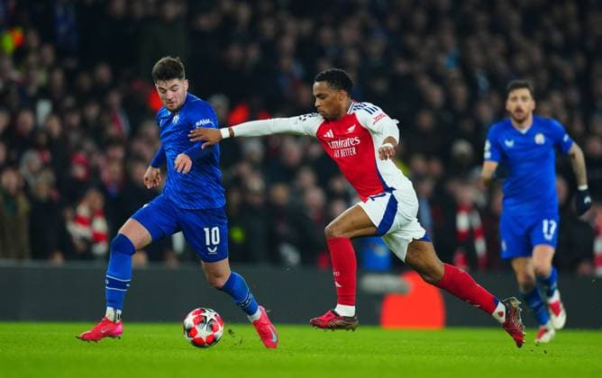 Jurrien Timber of Arsenal is dispossessed by Martin Baturina of Dinamo Zagreb Arsenal v Dinamo Zagreb, UEFA Champions League, Group Stage, Football, Emirates Stadium, London, UK - 22 Jan 2025 EDITORIAL USE ONLY No use with unauthorised audio, video, data, fixture lists, club league logos or live services. Online in-match use limited to 120 images, no video emulation. No use in betting, games or single club league player publications.  Copyright: xJavierxGarcia Shutterstockx 15108893di
