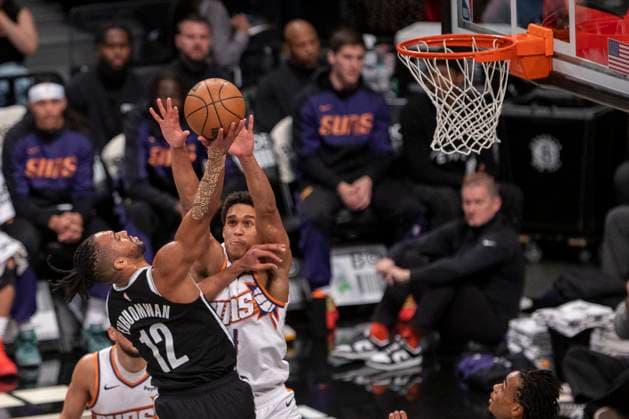 Sport Themen der Woche KW04 Sport Bilder des Tages Brooklyn s Tosan Evbuomwan (L) battles for the ball with Phoenix Suns Oso Ighodaro during an NBA, Basketball Herren, USA game between the Brooklyn Nets and Phoenix Suns at Barclays Centerin New York, USA, 22 January 2025. NBA: Brooklyn Nets - Phoenix Suns !ACHTUNG: NUR REDAKTIONELLE NUTZUNG!  Copyright: xAngelxColmenaresx AMDEP1164 20250123-55015790623_1