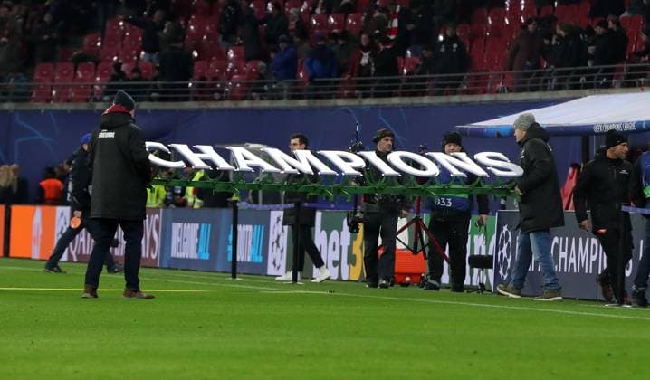 Schriftzug Champions wird aufgebaut abgebaut Symbolbild Feature Fußball Fussball UEFA Champions League UCL Herren 7. Spieltag Saison 2024 2025 22.01.2025 Rasen Ballsport RB Leipzig RBL vs Sporting Lissabon DFL regulations prohibit any use of photographs as image sequences and or quasi-video.