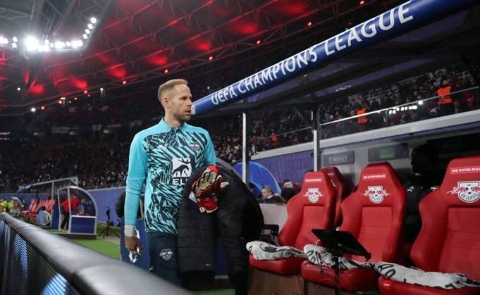 Torwart Peter Gulacsi geht zur Bank Aktion Oberkörper Fußball Fussball UEFA Champions League UCL Herren 7. Spieltag Saison 2024 2025 22.01.2025 Rasen Ballsport RB Leipzig RBL vs Sporting Lissabon DFL regulations prohibit any use of photographs as image sequences and or quasi-video.