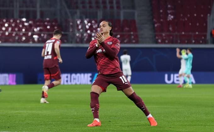 Lois Openda klatscht zu den Fans Einzelbild Freisteller Aktion Fußball Fussball UEFA Champions League UCL Herren 7. Spieltag Saison 2024 2025 22.01.2025 Rasen Ballsport RB Leipzig RBL vs Sporting Lissabon DFL regulations prohibit any use of photographs as image sequences and or quasi-video.