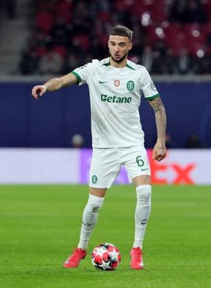 Zeno Debast am Ball Einzelbild Freisteller Aktion Fußball Fussball UEFA Champions League UCL Herren 7. Spieltag Saison 2024 2025 22.01.2025 Rasen Ballsport RB Leipzig RBL vs Sporting Lissabon DFL regulations prohibit any use of photographs as image sequences and or quasi-video.